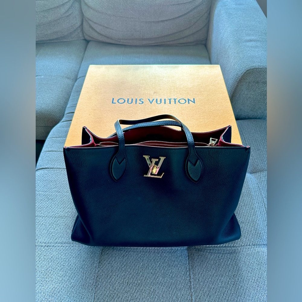 Louis Vuitton LockMe Shopper (M57345)